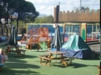 Λούνα Παρκ του τρόμου και στην Πεντέλη, το οποίο λειτουργεί εδώ και 14 χρόνια χωρίς άδεια, εν γνώσει και με την σύμφωνη γνώμη του Δημάρχου Πεντέλης Δημητρίου Στεργίου – Καψάλη!