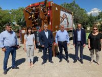 Ένα σύγχρονο απορριμματοφόρο και 80 κάδοι συλλογής βιοαποβλήτων στην υπηρεσία του Δήμου Πεντέλης
