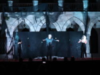 Mία υπέροχη ποιοτική παράσταση μαύρης κωμωδίας «Στο μυαλό του Φραντς Κάφκα» απόλαυσε το κοινό στο Μέγαρο Δουκίσσης Πλακεντίας. Η ασφάλεια και η τήρηση των προτύπων του ΕΟΔΥ υποδειγματική και πάλι