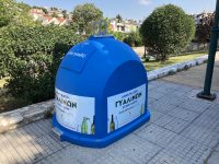 Επεκτείνει το δίκτυο ανακύκλωσης γυαλιού ο Δήμος Πεντέλης. Τοποθετήθηκαν 11 νέοι μπλε κάδοι γυαλιού