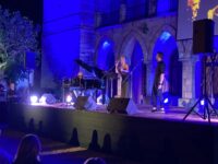 Με ασφάλεια και απόλυτη τήρηση των προτύπων του ΕΟΔΥ η 1η πολιτιστική εκδήλωση του Δήμου Πεντέλης. Φαντασμαγορική Μουσική Αίσθηση από το Γιώργο Χατζηνάσιο στο Μέγαρο Δουκίσσης Πλακεντίας