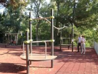 Υλοποιείται το πρόγραμμα της δημοτικής αρχής για τον αθλητισμό. Ένα ακόμη υπαίθριο γυμναστήριο στην Πεντέλη και τοποθέτηση νέων ηλεκτρονικών πινάκων στο κλειστό της Νέας Πεντέλης