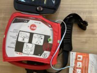 Προμήθεια έξι νέων αυτόματων εξωτερικών φορητών απινιδωτών από το Δήμο Πεντέλης για τις ανάγκες ισάριθμων αθλητικών χώρων του Δήμου