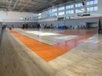 Νέο σύγχρονο δάπεδο στο Κλειστό Γυμναστήριο «Παναγιώτης Τριανταφύλλου» στα Μελίσσια με χρηματοδότηση που εξασφάλισε ο Δήμος Πεντέλης από το Υπουργείο Εσωτερικών. Δήμητρα Κεχαγιά: «Κάθε εβδομάδα κι ένα ακόμη έργο στην πόλη μας! Τα παιδιά μας αθλούνται πλέον σε ένα ασφαλέστερο και πιο σύγχρονο γυμναστήριο!»