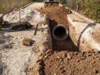 Με γοργούς ρυθμούς η διοίκηση της Δήμητρας Κεχαγιά προωθεί την κατασκευή δικτύου αποχέτευσης στη Νταού Πεντέλης. Εγκρίθηκε η σύναψη προγραμματικής σύμβασης Δήμου Πεντέλης και ΕΥΔΑΠ για την κατασκευή του έργου