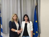 Υποψήφια με τη ΣΥΜΠΟΛΙΤΕΙΑ η ανεξάρτητη Δημοτική Σύμβουλος κ. Ελένη Γκρέτσα. Δήμητρα Κεχαγιά: Με μεγάλη μας χαρά και ικανοποίηση καλωσορίζουμε στη ΣΥΜΠΟΛΙΤΕΙΑ την Ανεξάρτητη Δημοτική Σύμβουλο Ελένη Γκρέτσα. Ικανά και έμπειρα στελέχη, που έχουν ουσιαστική συμβολή στα κοινά της πόλης μας είναι χρήσιμα και απαραίτητα να βοηθήσουν τη συνέχιση και προώθηση του έργου μας, ενός έργου πλούσιου σε όλους τους τομείς